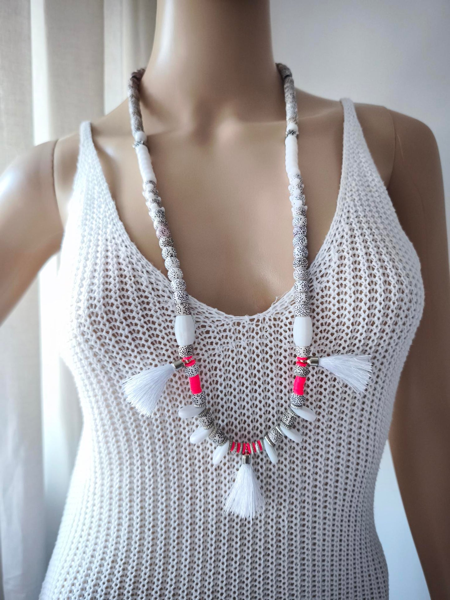 Boho Ibiza Halskette Hippie Festival Quasten Perlen Weiß Pink XL